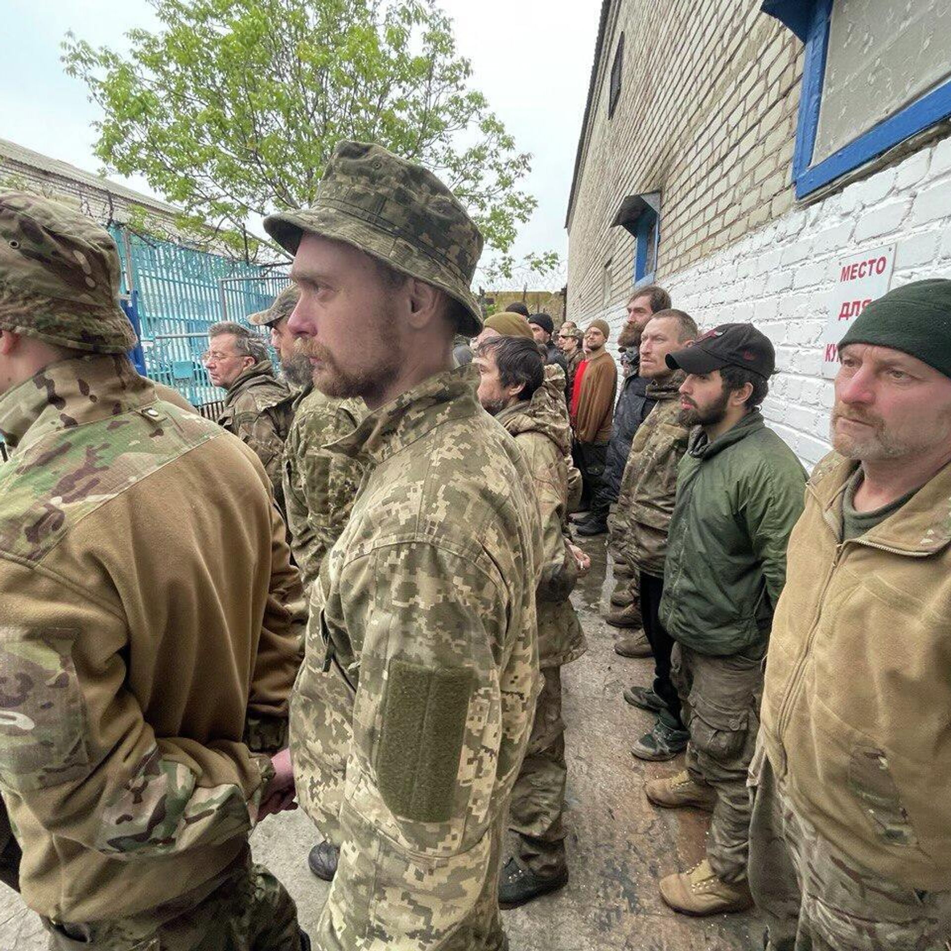 Пленные украинцы в плену. Пленные украинские солдаты 2022. Пленные азовцы в Мариуполе 2022.