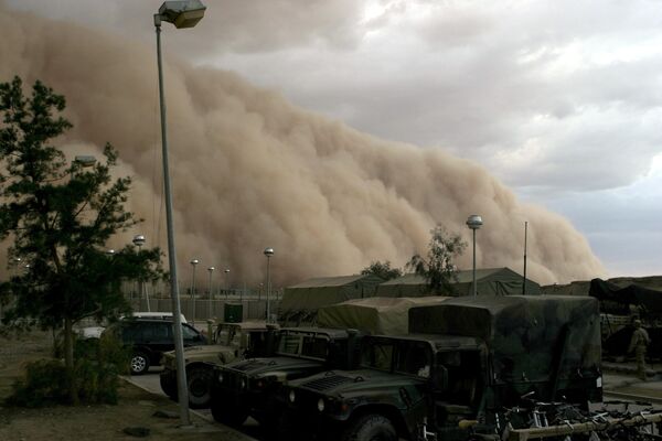 در آپریل 2005  طوفان ریگ و گردو غبار در بسیازی از شهر‌های عراق شروع و موجب تعطیلی ادارات و کسب‌وکار در این کشور شد. - اسپوتنیک افغانستان  