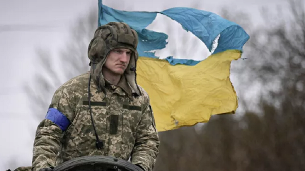 Украинский военнослужащий под Киевом. Архивное фото - اسپوتنیک افغانستان  