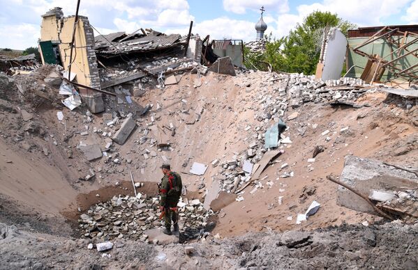 دهانه ای که بر اثر بمباران ارتش اوکراین در جمهوری لوهانسک ایجاد شده است. - اسپوتنیک افغانستان  