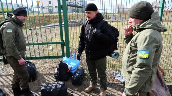 Эстонские наемники перед пересечением границы из Польши в Украину, на пограничном контрольно-пропускном пункте в Медыке, Польша - اسپوتنیک افغانستان  
