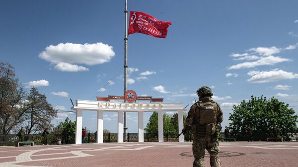 Знамя Победы, поднятое над центральной площадью Мелитополя - اسپوتنیک افغانستان  