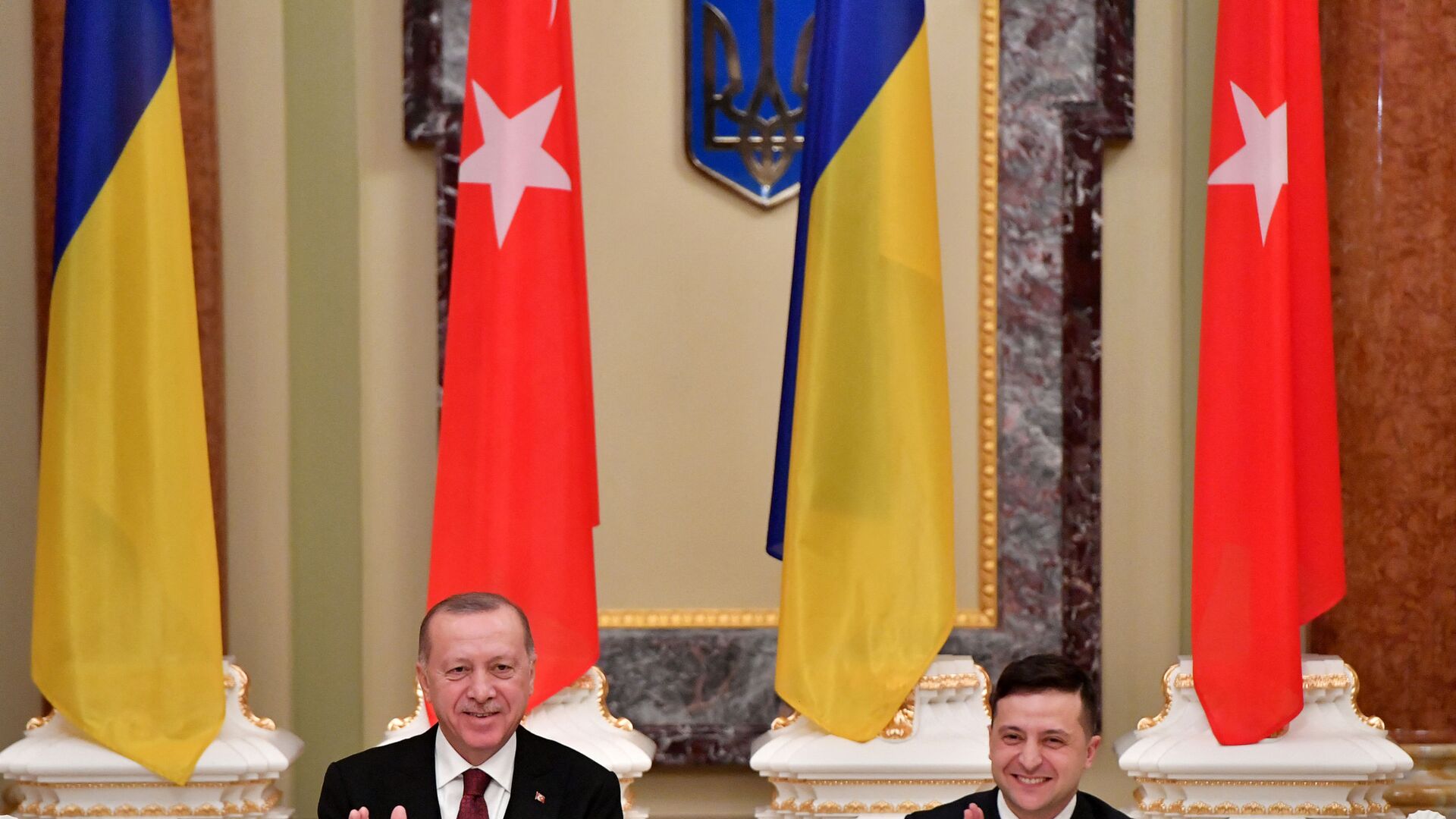 Ukrainian President Volodymyr Zelensky and his Turkish counterpart Recep Tayyip Erdogan react during a joint press conference following their meeting in Kiev on February 3, 2020. (Photo by Sergei SUPINSKY / AFP) - اسپوتنیک افغانستان  , 1920, 31.05.2022