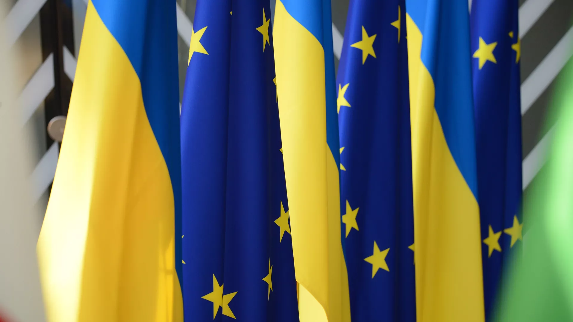 Флаги Украины и Европейского Союза