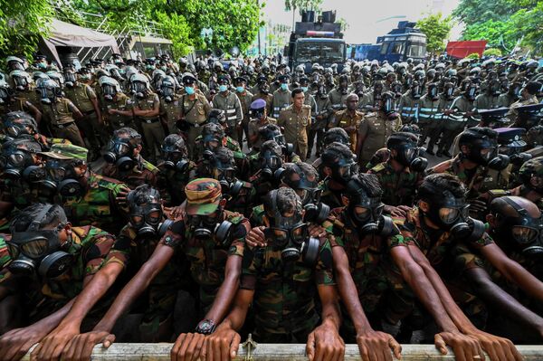 پلیس و تظاهرکنندگان در سریلانکا. - اسپوتنیک افغانستان  