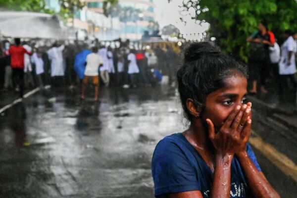 اعتراضات در سریلانکا، پلیس برای پراکنده کردن دانشجویان معترض از ماشین آبپاش استفاده کرده است. - اسپوتنیک افغانستان  