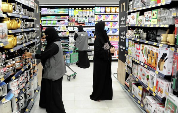 کارمندان زن عربستانی در هایپرمارکتی. - اسپوتنیک افغانستان  