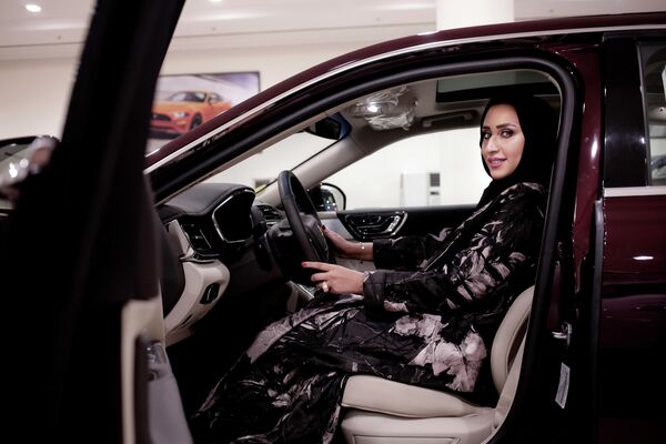برابری زنان با مردان در عربستان سعودی، زنی هنگام رانندگی. - اسپوتنیک افغانستان  