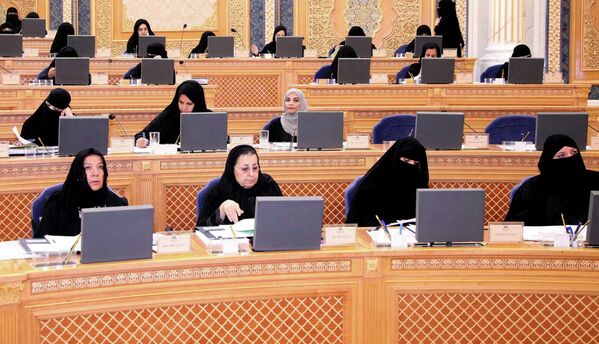 برابری زنان با مردان در عربستان سعودی، حضور زنان در مجلس شورای سعودی. - اسپوتنیک افغانستان  
