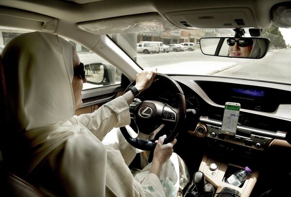 برابری زنان با مردان در عربستان سعودی، زنی هنگام رانندگی. - اسپوتنیک افغانستان  