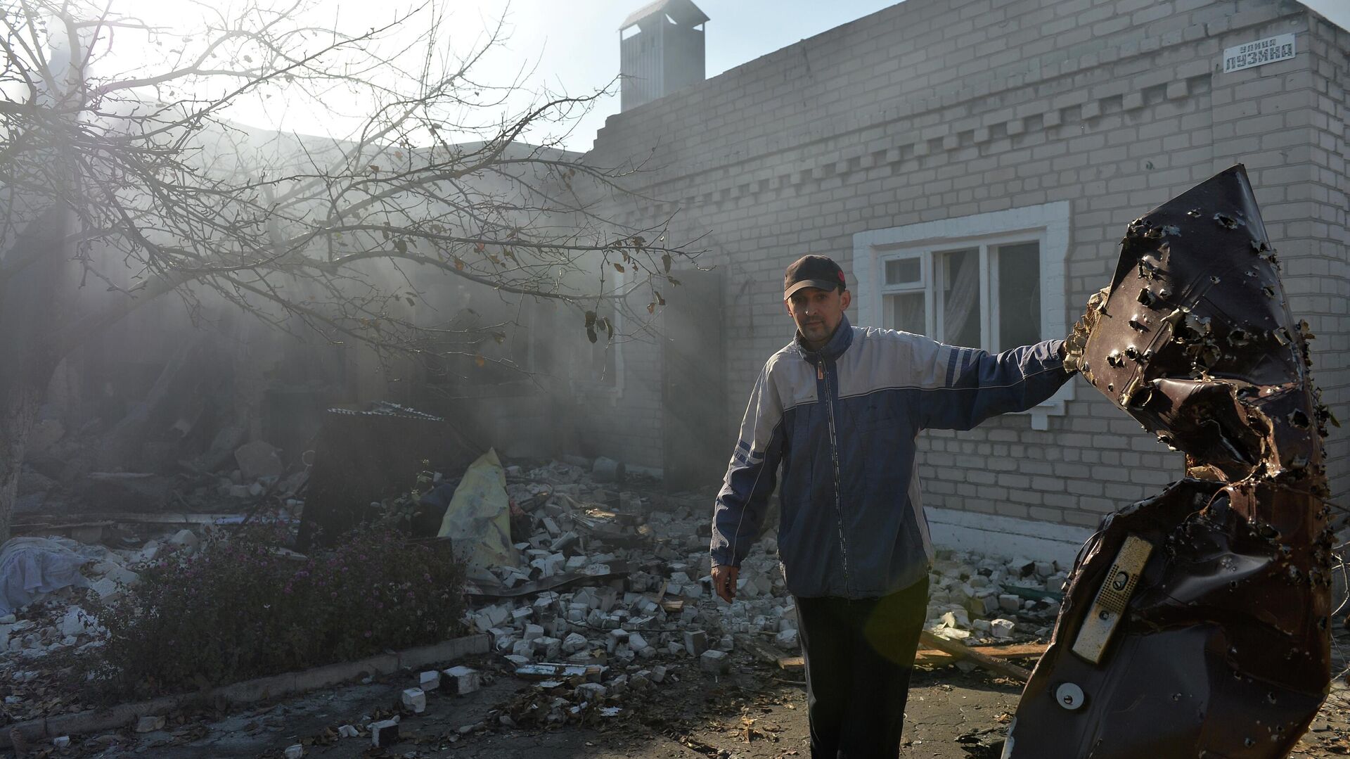 Мужчина у своего дома, разрушенного в результате артиллерийского обстрела украинскими силовиками города Донецка - اسپوتنیک افغانستان  , 1920, 30.11.2022