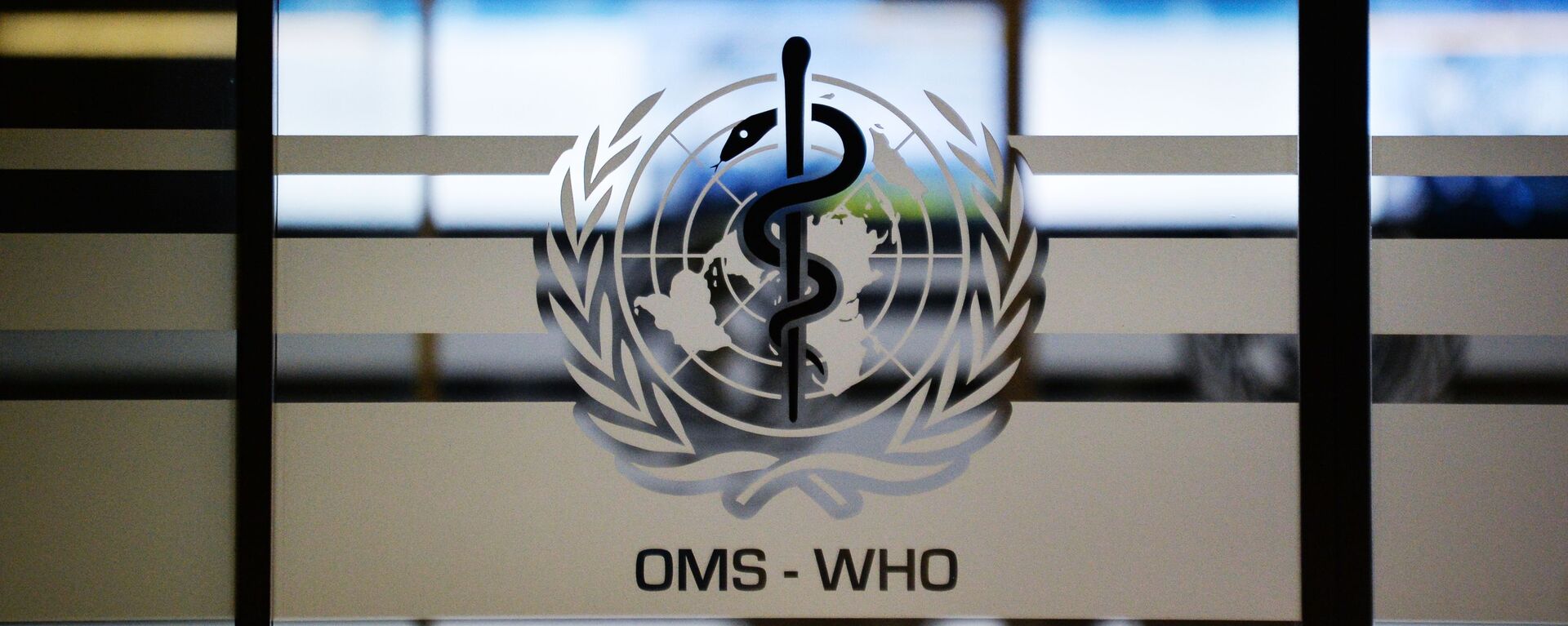 Эмблема Всемирной организации здравоохранения на дверях штаб-квартиры в Женеве - اسپوتنیک افغانستان  , 1920, 25.08.2023