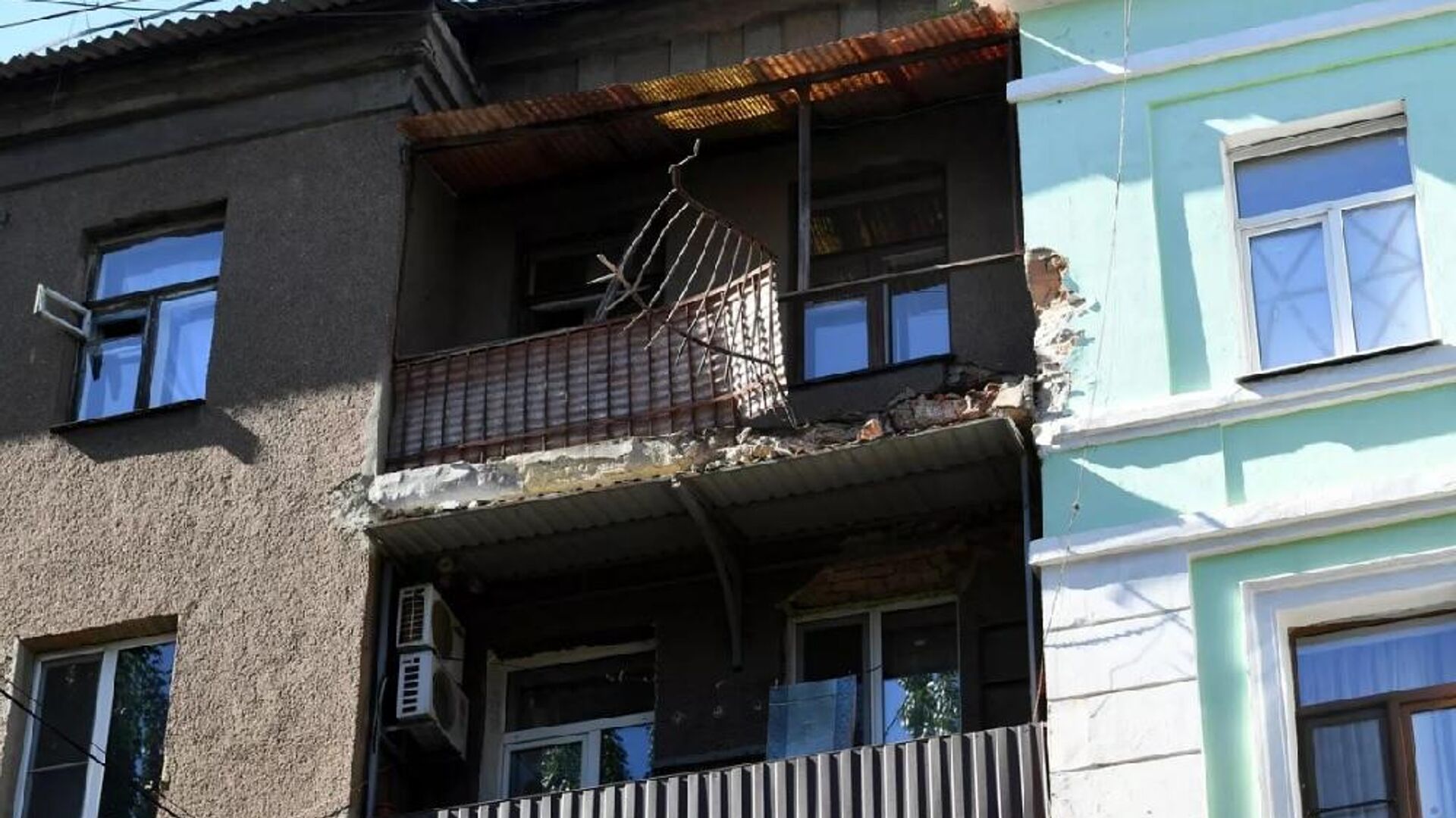 Сотрудники НМ ДНР осматривают фасад жилого дома, поврежденного в результате обстрела ВСУ одного из районов Донецка. - اسپوتنیک افغانستان  , 1920, 10.06.2022