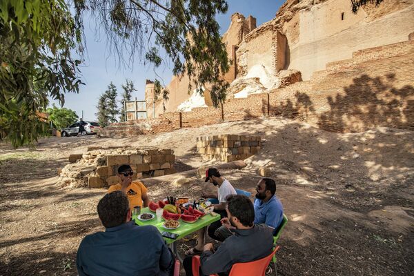 قلعه باستانی کنار دریاچه، که زمانی توسط جهادگران برای انجام حملات مورد استفاده قرار می گرفت، به آرامی جایگاه خود را به عنوان یک مقصد فرهنگی برتر باز می یابد و بازدیدکنندگان را از سراسر سوریه جنگ زده به خود جذب می کند. خانواده‌ها در زیر آفتاب داغ ژوئن عکس گرفتند، برخی روی دیوار آجری باستانی مشرف به کناره‌های دریاچه اسد، یک مخزن مصنوعی در استان رقه در شمال سوریه نشسته‌اند. - اسپوتنیک افغانستان  