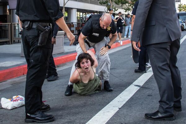 برخورد پلیس با معترضان در لس آنجلس آمریکا. - اسپوتنیک افغانستان  
