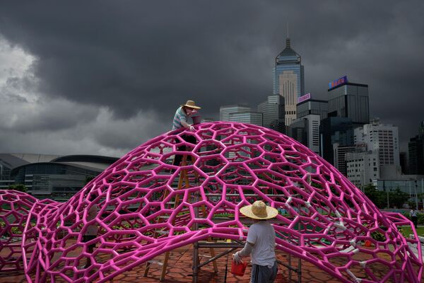 یک اینستالیشن هنری با موضوع علم در پارکی در هنگ کنگ. - اسپوتنیک افغانستان  