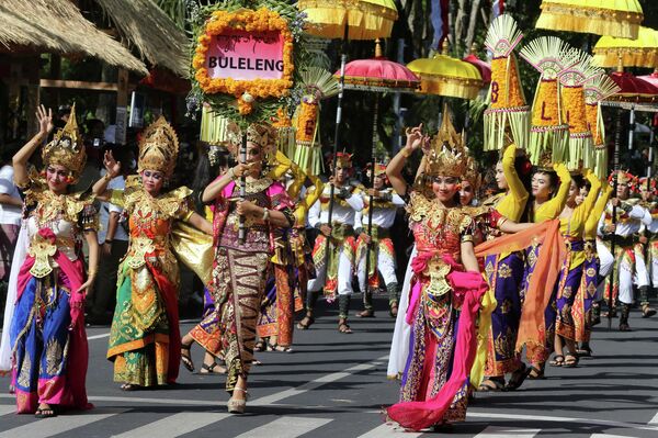 رژه به مناسبت چهل و چهارمین جشنواره هنرهای بالی در دنپاسار در جزیره تفریحی بالی در اندونزی - اسپوتنیک افغانستان  