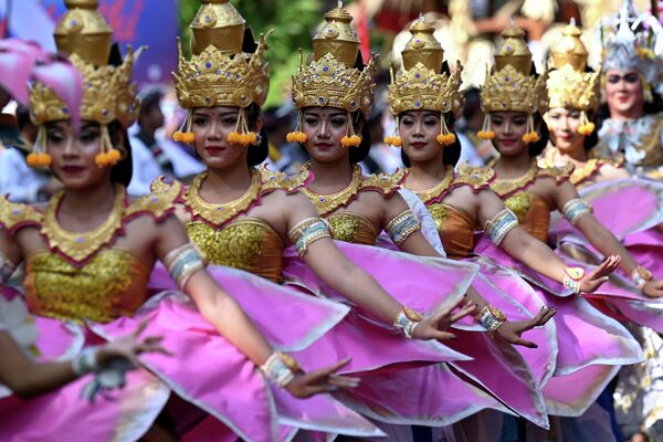 جشنواره هنر بالی اندونزی Bali Arts Festival هر سال در بین ماهای جون و جولای برگزار می شود. این جشنواره سنتی با رقص و شادی و موسیقی و هیجان همراه است. - اسپوتنیک افغانستان  