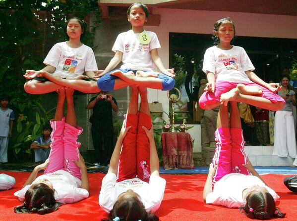 دختران بالی در جشنواره بین المللی یوگا در اندونزی. - اسپوتنیک افغانستان  