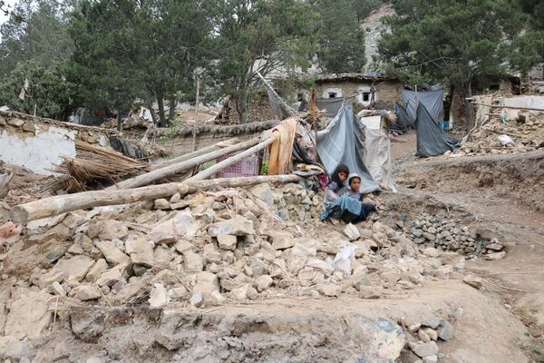 این زمین‌لرزه همچنان بیش از ۵۰۰ خانه را در این ولسوالی تخریب کرده است. - اسپوتنیک افغانستان  