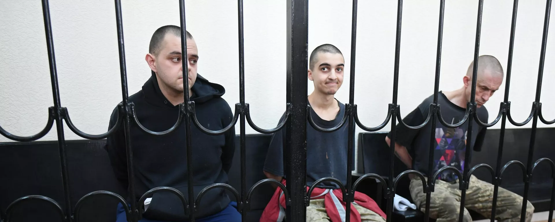 Иностранные наёмники Шон Пиннер, Саадун Брагим и Эйден Эслин в зале суда в Донецке - اسپوتنیک افغانستان  , 1920, 30.03.2024