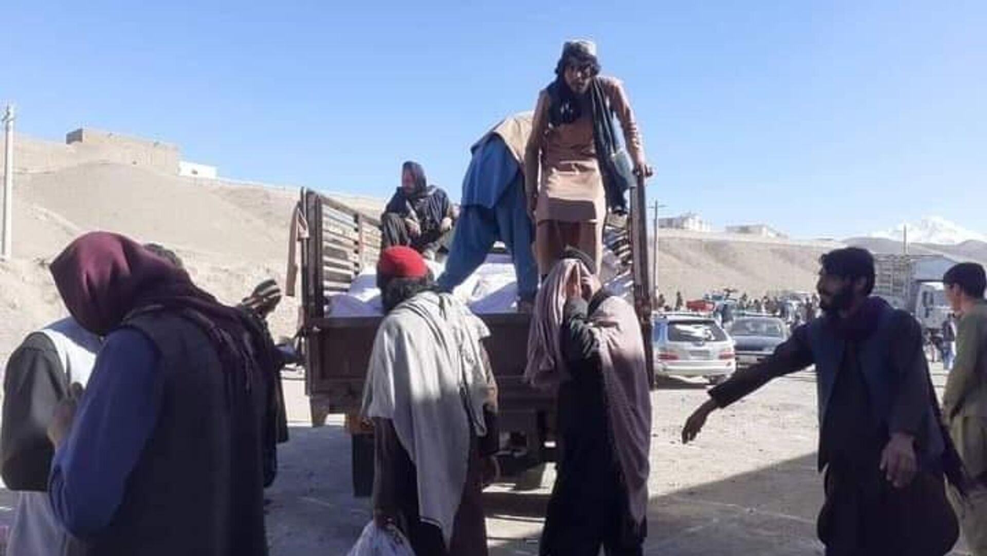 سهم کمک‌ها به بامیان به افراد طالبان در میدان‌وردک توزیع شد - اسپوتنیک افغانستان  , 1920, 08.08.2022