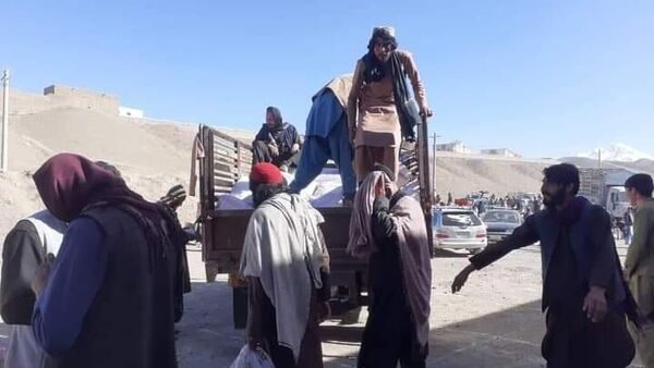 سهم کمک‌ها به بامیان به افراد طالبان در میدان‌وردک توزیع شد - اسپوتنیک افغانستان  