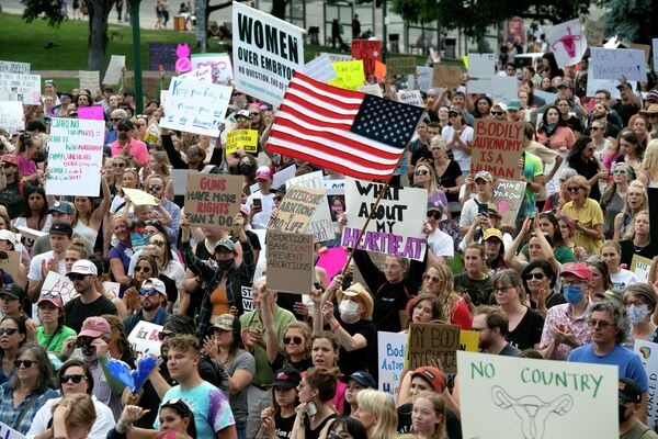 اعتراضات به لغو حق سقط جنین در آمریکا ادامه دارد. - اسپوتنیک افغانستان  