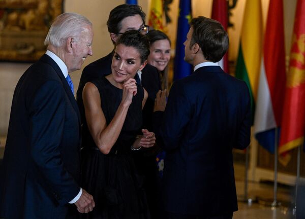 جو بایدن رئیس جمهور آمریکا هنگام صحبت  با ملکه اسپانیا قبل از ضیافت شام  که به عنوان بخشی از نشست ناتو در کاخ سلطنتی مادرید  برگزار شد. - اسپوتنیک افغانستان  