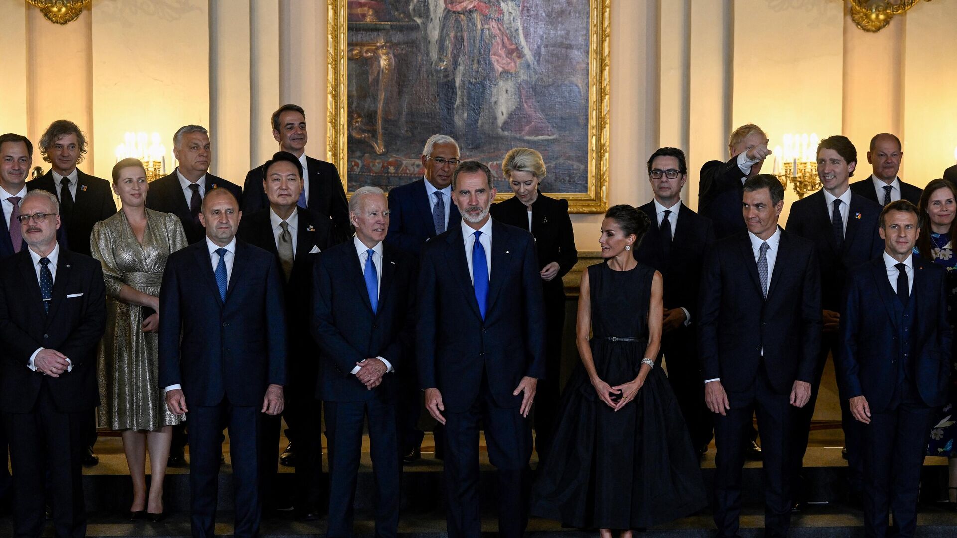 Главы государств и правительств и главы международных организаций, приглашенные на официальную программу саммита НАТО, перед ужином в Королевском дворце в Мадриде - اسپوتنیک افغانستان  , 1920, 14.07.2022