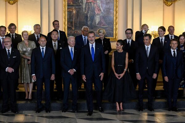 فیلیپه ششم پادشاه اسپانیا با رؤسای دولت‌ها و سران سازمان‌های بین‌المللی شرکت کننده در اجلاس ناتو در مادرید عکس یادگاری دسته جمعی گرفت. - اسپوتنیک افغانستان  