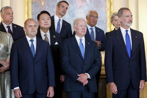 پادشاه اسپانیا فیلیپه ششم (سمت راست)  با جو بایدن، رئیس جمهور آمریکا، رومن رادف، رئیس جمهور بلغارستان، یون سوک یول، رئیس جمهور کوریای جنوبی، اورسولا فون در لاین، رئیس کمیسیون اروپا ، میتسوتاکیس، نخست‌وزیر یونان،  ویکتور اوربان، نخست‌وزیر مجارستان و آنتونیو کوستا، نخست‌وزیر پرتغال  قبل از ضیافت شام سلطنتی در اجلاس سران ناتو در مادرید. - اسپوتنیک افغانستان  