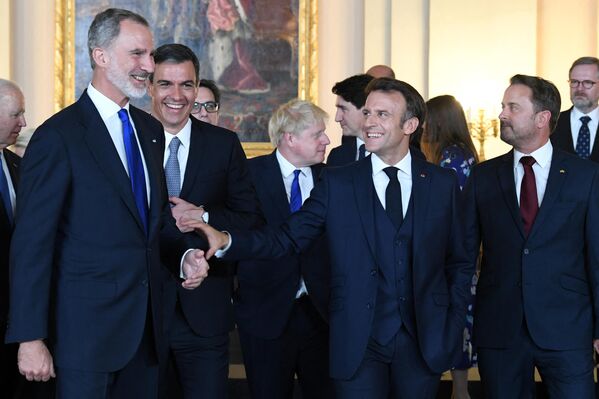 پادشاه اسپانیا فیلیپه ششم  امانوئل ماکرون، رئیس جمهور فرانسه و پدرو سانچز نخست وزیر اسپانیا در ضیافت شام اجلاس سران ناتو در مادرید.  - اسپوتنیک افغانستان  