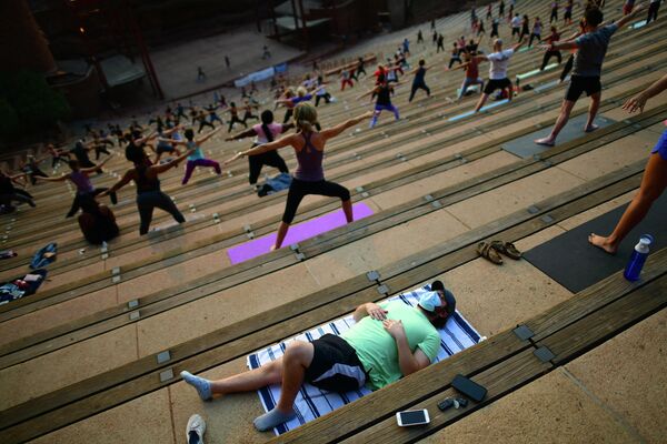 خواب رفتن مردی در سالن ورزش یوگا در کلرادو. - اسپوتنیک افغانستان  