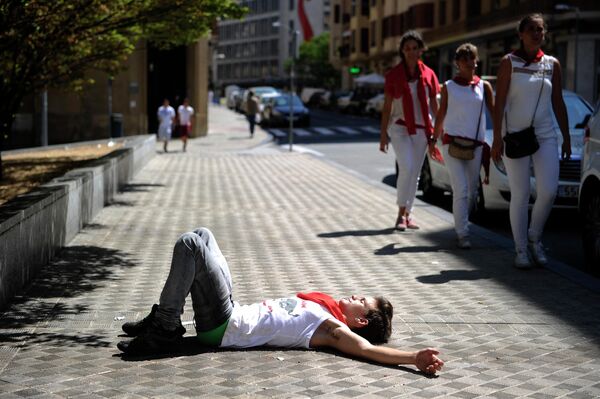 خواب رفتن یک دختر روی سنگفرش جاده در اسپانیا. - اسپوتنیک افغانستان  