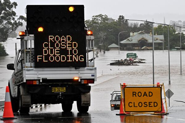 مقامات شهر سیدنی به هزاران نفر در بخش جنوب غربی این شهر که در معرض وزش بادهای ویرانگر و بارش‌های سیل آسا که احتمال جاری شدن سیل را دارد، دستور تخلیه دادند. - اسپوتنیک افغانستان  