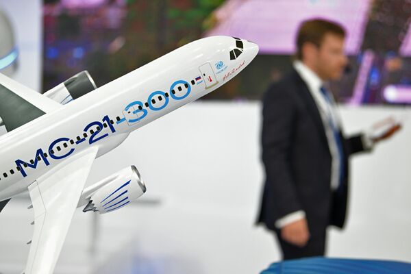 مدلی از هواپیمای مسافربری ام اس-300 در غرفه روس آتوم در نمایشگاه بین‌المللی صنعتی Innoprom-2022 - اسپوتنیک افغانستان  