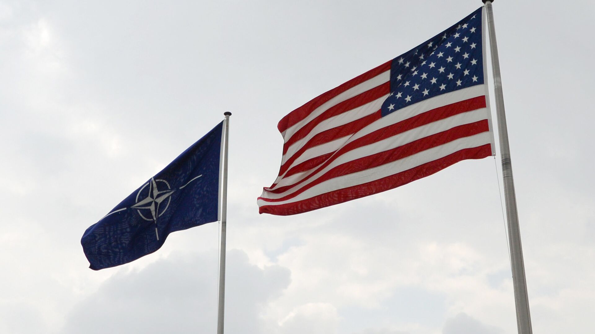 Флаги США и НАТО у штаб-квартиры НАТО в Брюсселе. - اسپوتنیک افغانستان  , 1920, 09.07.2022
