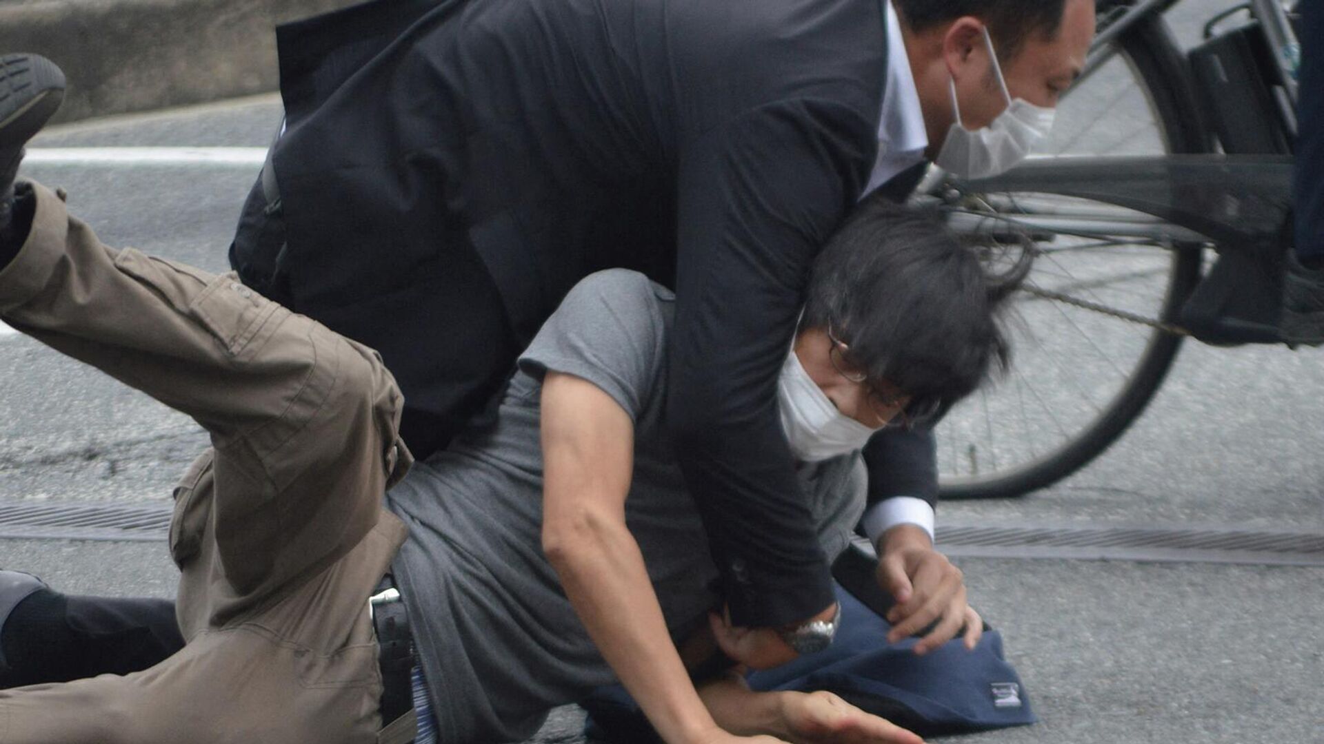 Полицейский повалил на землю мужчину, стрелявшего по бывшему премьер-министру Японии Синдзо Абэ на станции Ямато Сайдайдзи в городе Нара (8 июля 2022). Япония - اسپوتنیک افغانستان  , 1920, 10.07.2022