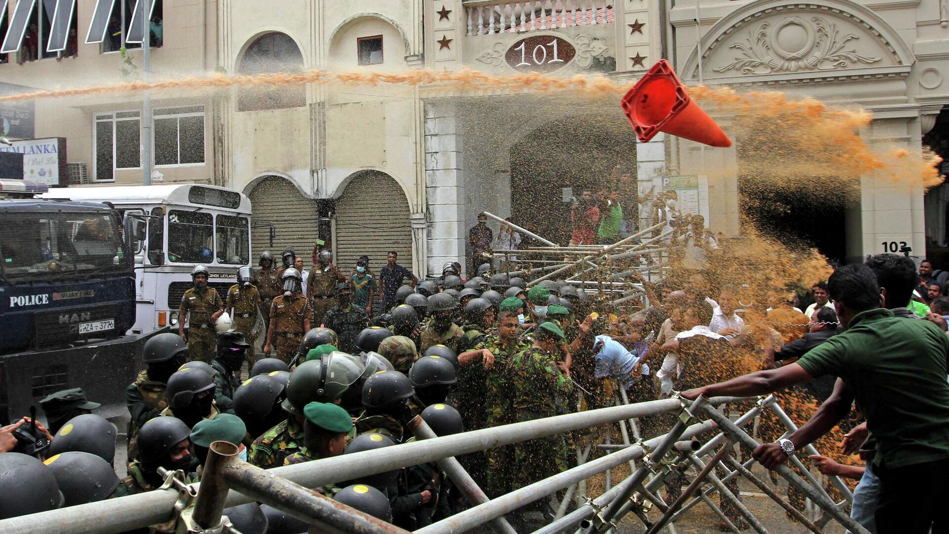 Полиция использует водометы для разгона фермеров, участвующих в антиправительственной акции протеста с требованием отставки президента Шри-Ланки из-за продолжающегося экономического кризиса в стране - اسپوتنیک افغانستان  , 1920, 10.07.2022