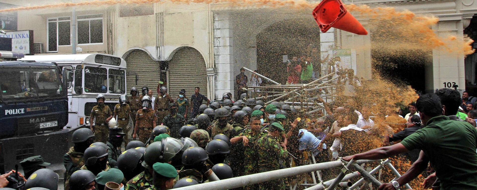Полиция использует водометы для разгона фермеров, участвующих в антиправительственной акции протеста с требованием отставки президента Шри-Ланки из-за продолжающегося экономического кризиса в стране - اسپوتنیک افغانستان  , 1920, 09.07.2022