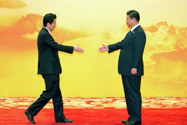 شینزو آبه در ملاقات با رئیس جمهور چین/  آبه متهم شده بود که واکنش مناسبی به همه‌گیری کووید‌ـ‌19 از خود نشان نداده و این معضل را نادرست مدیریت کرده است. - اسپوتنیک افغانستان  