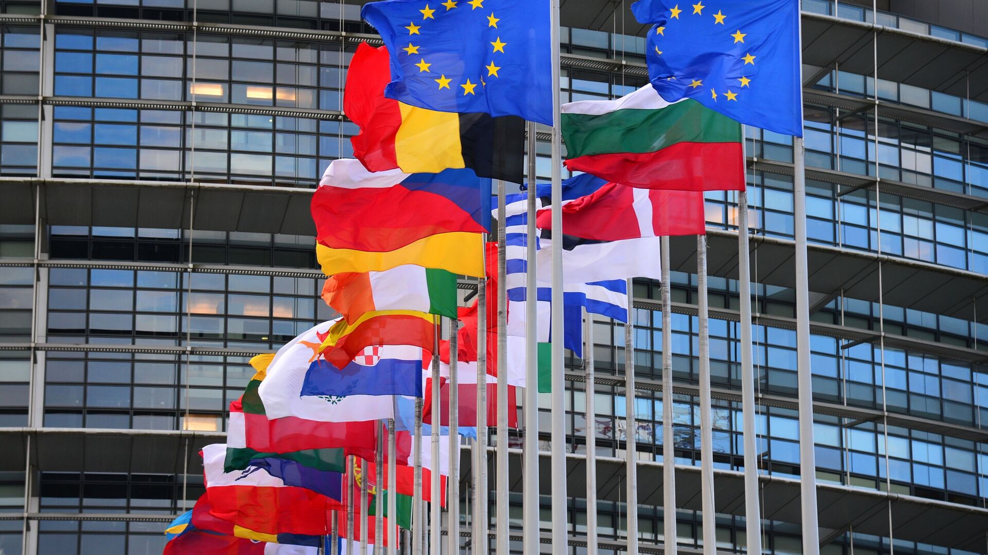 Флаги стран Евросоюза перед главным зданием Совета Европы в Страсбурге - اسپوتنیک افغانستان  , 1920, 25.02.2023