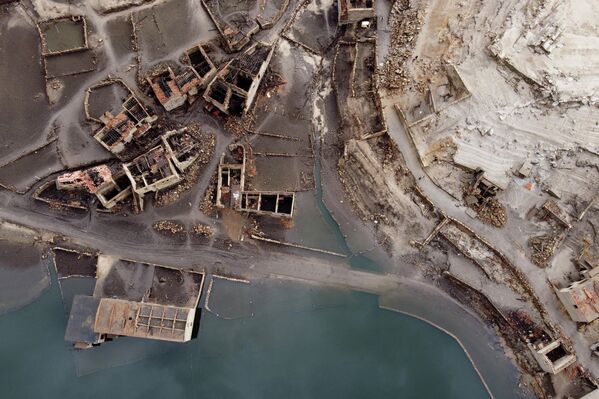 نمای هوایی از خرابه‌های معمولاً غوطه‌ور شده در روستای سابق آسردو. - اسپوتنیک افغانستان  