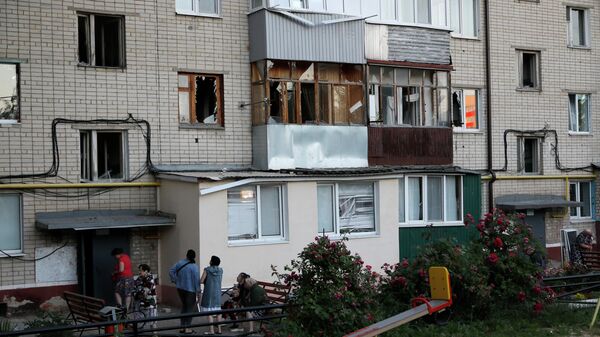 Разбитые стекла и поврежденные балконы жилого дома в Белгороде вследствие ракетного удара ВСУ - اسپوتنیک افغانستان  
