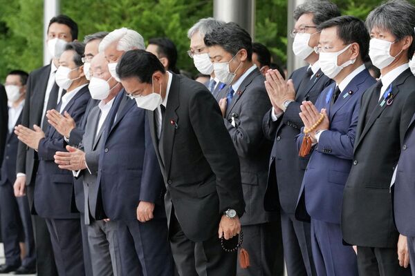 علاوه بر اعضای خانواده آبه، فومیو کیشیدا، نخست‌وزیر و نمایندگان مجلس جاپان در مراسم تشییع جنازه که در معبدی در توکیو با حضور تعداد محدودی از مردم و بدون حضور رسانه‌ها برگزار شد، شرکت کردند. - اسپوتنیک افغانستان  