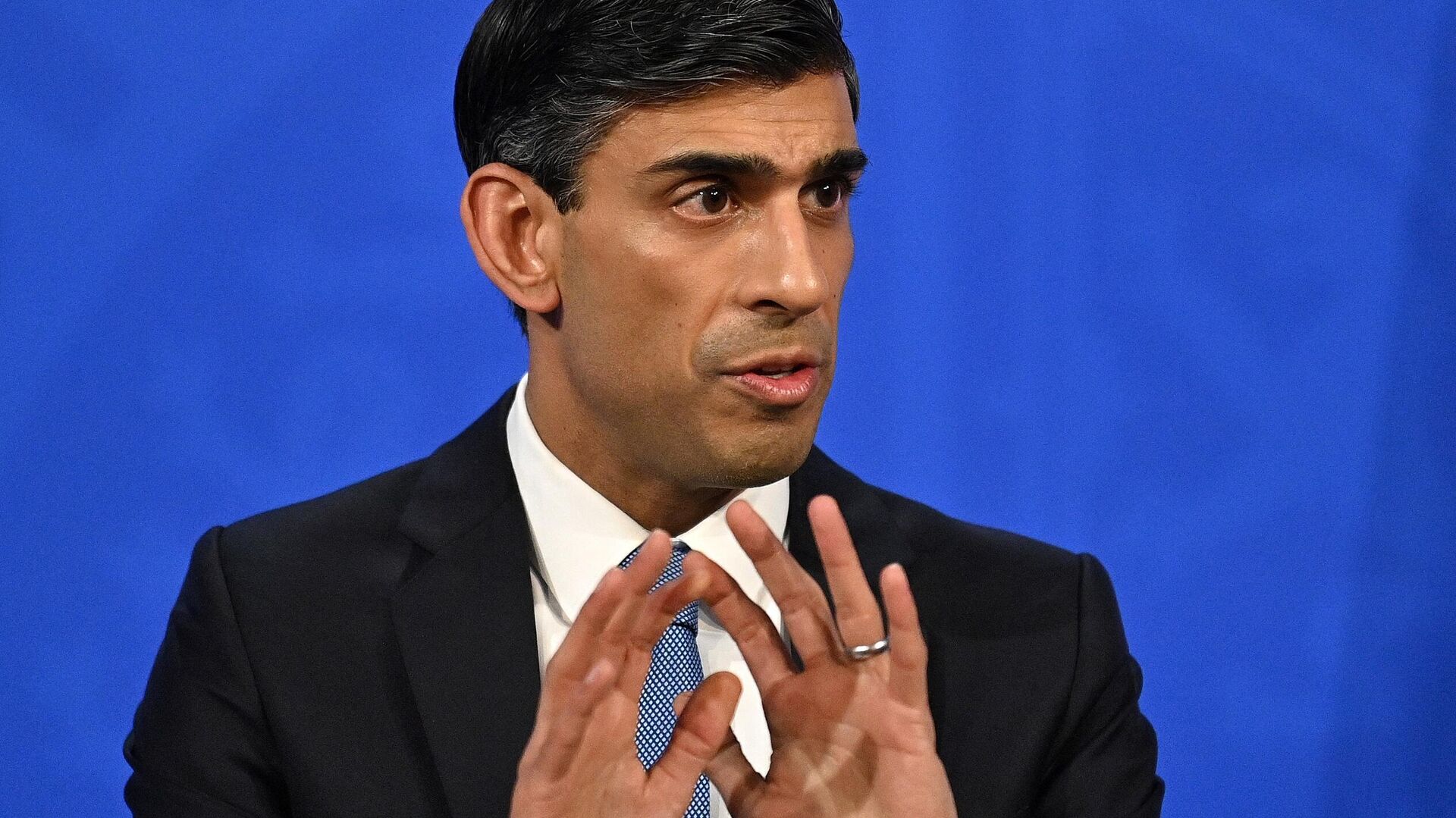 Britain's Chancellor of the Exchequer Rishi Sunak hosts a press conference in the Downing Street Briefing Room on February 3, 2022  - اسپوتنیک افغانستان  , 1920, 28.11.2022
