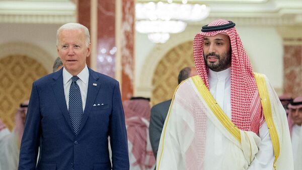 ولي العهد السعودي، الأمير محمد بن سلمان، يستقبل الرئيس الأمريكي، جو بايدن، في قصر السلام، جدة، السعودية، 15 يوليو/ تموز 2022 - اسپوتنیک افغانستان  