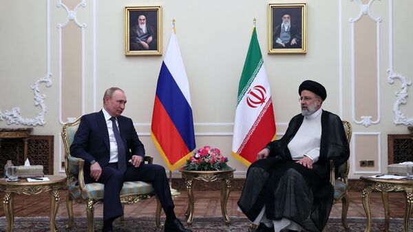 Президент РФ Владимир Путин и президент Ирана Эбрахим Раиси во время встречи в Тегеране - اسپوتنیک افغانستان  