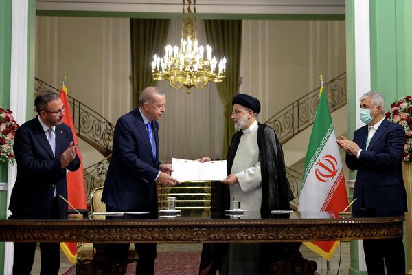   ابراهیم رئیسی   در مراسم امضای اسناد همکاری دوجانبه در تهران با رجب طیب اردوغان، رئیس‌جمهور ترکیه. - اسپوتنیک افغانستان  